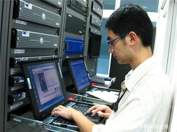 大学计算机专业，如何选择网络工程师与软件工程师？